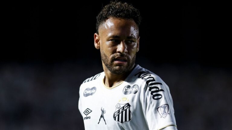 Neymar é expulso pela Lei Vini Jr na Vila Belmiro, mas Santos busca empate heroico contra o Bahia no Brasileirão