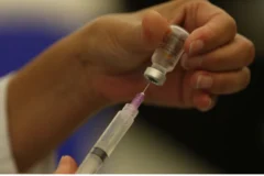 Nova vacina de mRNA contra o melanoma reduz em 42% o risco de retorno da doença e renova as esperanças na genômica e na medicina de precisao