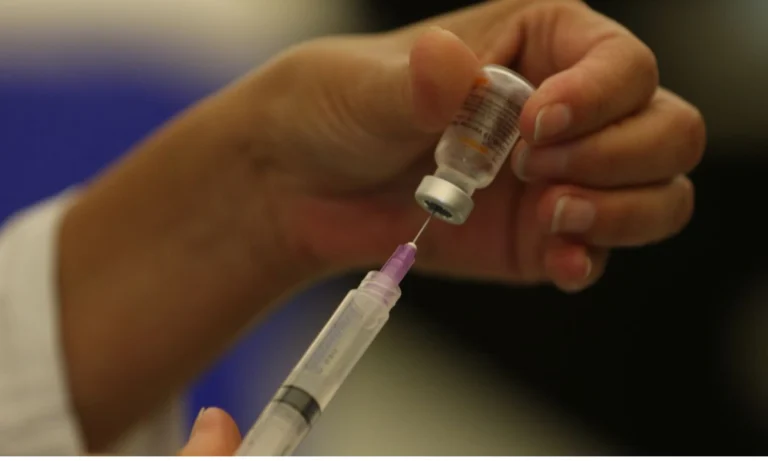 Nova vacina de mRNA contra o melanoma reduz em 42% o risco de retorno da doença e renova as esperanças na genômica e na medicina de precisao