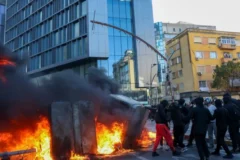 Onda de tensão na Europa: protestos na Bélgica e na Albânia têm confronto violento entre manifestantes e policiais neste sábado