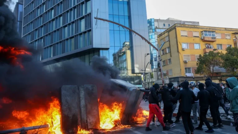 Onda de tensão na Europa: protestos na Bélgica e na Albânia têm confronto violento entre manifestantes e policiais neste sábado