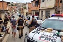 Operação da Polícia Militar em Sabará na Grande BH prende suspeitos de ligação com o PCC com armas de fogo, munições e drogas ilícitas