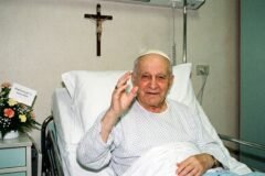 Papa Leão XIV pede orações aos fiéis durante recuperação de cirurgia delicada no pulmão realizada no Vaticano