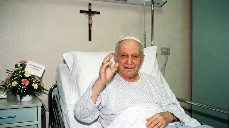Papa Leão XIV pede orações aos fiéis durante recuperação de cirurgia delicada no pulmão realizada no Vaticano