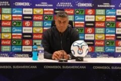 Pedro Emanuel avalia eliminação do Vasco na Sul-Americana, comenta pressão no Maracanã lotado e assume falha de Léo Jardim