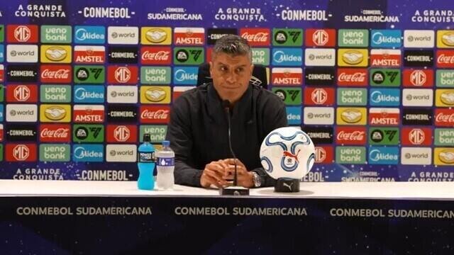 Pedro Emanuel avalia eliminação do Vasco na Sul-Americana, comenta pressão no Maracanã lotado e assume falha de Léo Jardim