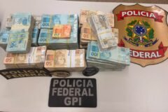 Polícia Federal apreende mais de 850 mil reais em espécie dentro de veículo localizado no estacionamento de estabelecimento comercial em Porto Alegre