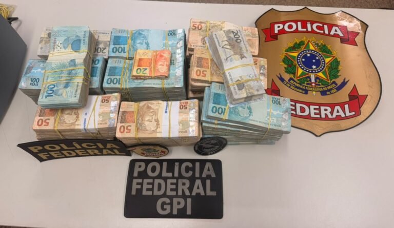 Polícia Federal apreende mais de 850 mil reais em espécie dentro de veículo localizado no estacionamento de estabelecimento comercial em Porto Alegre