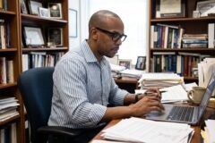 Professor cria armadilha com instrução secreta para pegar alunos usando inteligência artificial em trabalho universitário e surpreende
