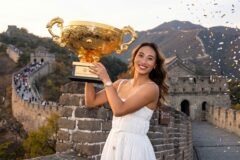 Qinwen Zheng exibe troféu histórico do WTA 1000 de Pequim na Grande Muralha da China após campanha espetacular e salto no ranking mundial