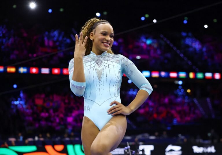 Rebeca Andrade brilha no Mundial de Ginástica em Roterdã e conquista o tricampeonato histórico no salto sob o olhar de Simone Biles
