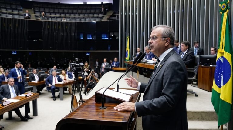 Senador Rogério Marinho intensifica pressão sobre o STF e critica fortemente atuação de Alexandre de Moraes e Flávio Dino após reunião com Edson Fachin
