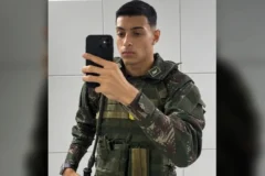 Soldado do Exército que fugiu com fuzil e munições em Pernambuco se apresenta à corporação, é preso e defesa aponta possível surto psicológico do militar no Recife
