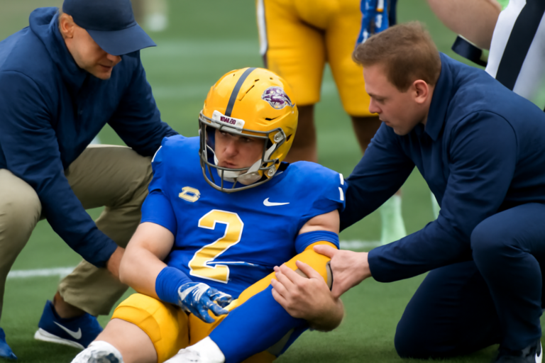 Imagem de capa: quarterback mason heintschel sofre lesão grave no joelho, desfalcando o Pitt
