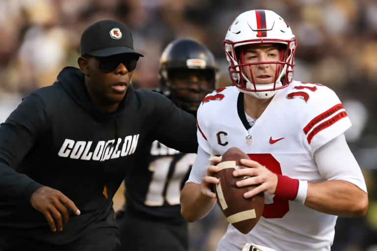 Imagem de deion sanders pressiona quarterback no Colorado em capa horizontal 16:9, sem textos escritos.