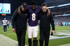 lamar jackson sofre lesão: Lamar Jackson com bota ortopédica no estádio após vitória dos Ravens sobre os Titans