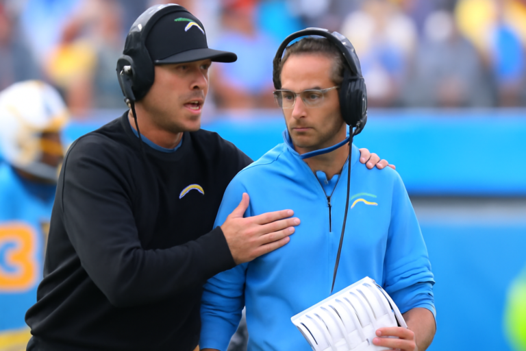 jim harbaugh defende coordenador em apoio a Mike McDaniel durante início difícil dos Chargers, capa horizontal 16:9
