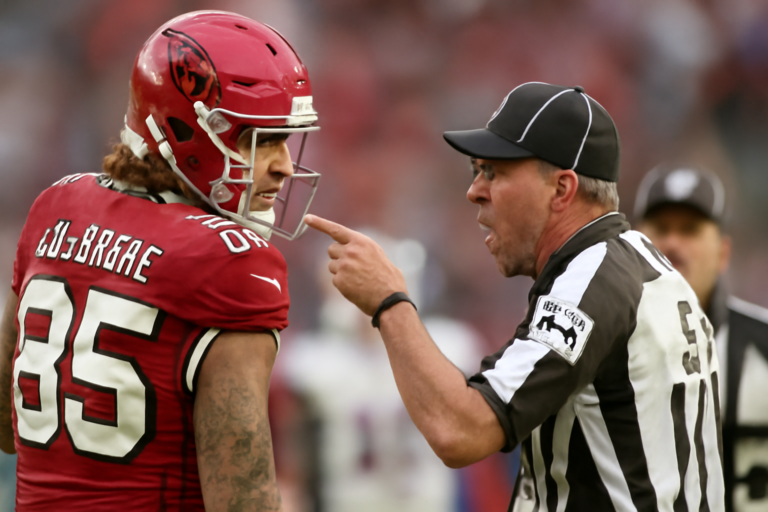 nfl investiga juiz após xingamento flagrado em campo contra Trey McBride durante partida tensa