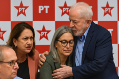 Capa horizontal 16:9 sem textos; primeira dama janja recebe apoio direto do presidente Lula em reunião do PT.
