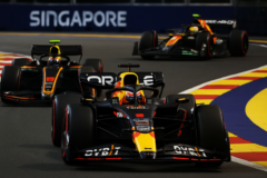Imagem de capa 16:9: max verstappen conquista pole em Singapura, destaque para Bortoleto e punição a Russell