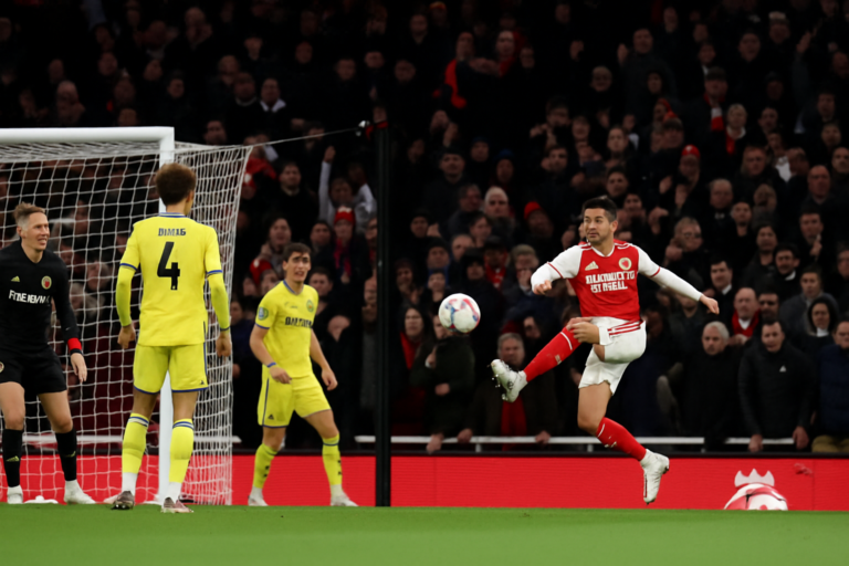 arsenal vence leeds virada, imagem do Emirates Stadium celebrando a virada no placar