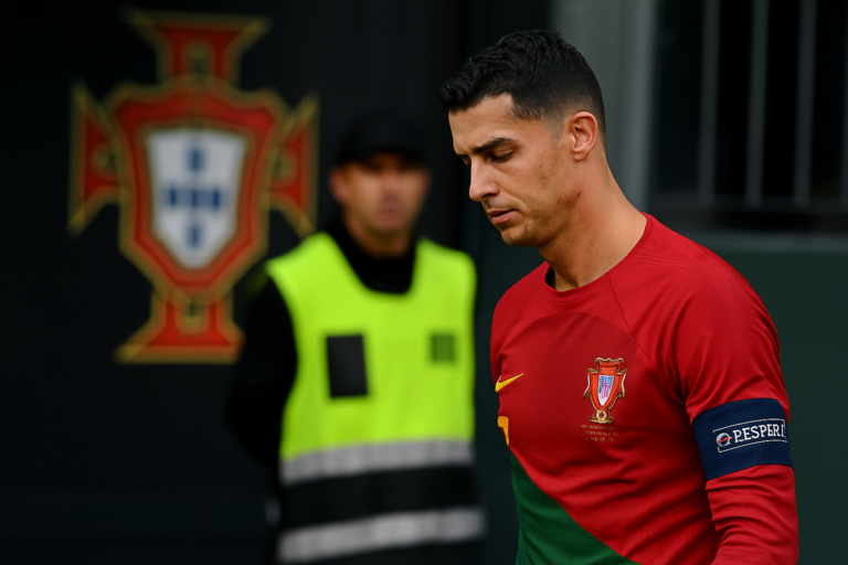 Capa horizontal 16:9 sem textos, cristiano ronaldo é punido e suspensão preventiva pela Federação Portuguesa