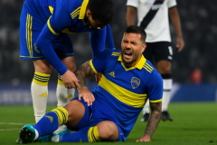 Imagem representando leandro paredes sofre lesão durante jogo, com o Boca Juniors sem o jogador