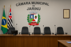 câmara jarinu sp abre: imagem do anúncio de concurso público com vagas de nível superior e salários até R$ 10.744,00.