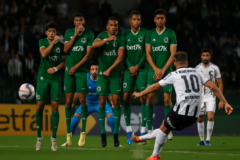 capa horizontal 16:9 ilustrando golaço falta lourenço garante durante a partida Operário PR x Goiás pela Série B, sem textos na imagem