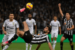Capa horizontal 16:9 com Atlético-MG celebrando gol de bicicleta nos acrésimos; atlético mg vira golaço contra o Santos