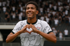 Capa horizontal 16:9 sem textos: miguel moscardo brilha corinthians, emoção da torcida após a classificação do Sub-17