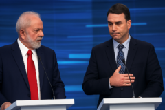 Capa horizontal 16:9 sem textos, representando flávio bolsonaro recua confirma participação em debate presidencial.