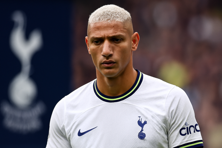 Capa horizontal 16:9 sem textos, imagem sobre tottenham reduz preço richarlison e possível saída na janela de janeiro.