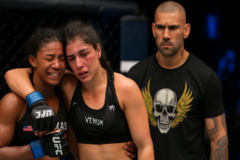 Imagem de capa horizontal 16:9 com aline pereira perde luta no Contender Series, sob os olhares do irmão Alex Poatan.