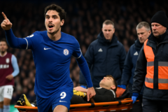 Capa horizontal mostra pedro neto brilha dois gols pelo Chelsea e Dibu Martínez deixa o campo