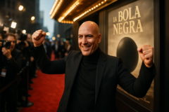 la bola negra estreia — capa horizontal 16:9 retrata o lançamento nos EUA de filme espanhol de grande bilheteria.