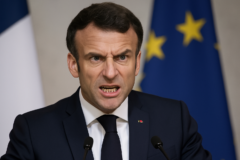 Capa horizontal 16:9 com tom duro emmanuel macron rebate críticas internacionais sobre protestos na França, sem textos escritos.