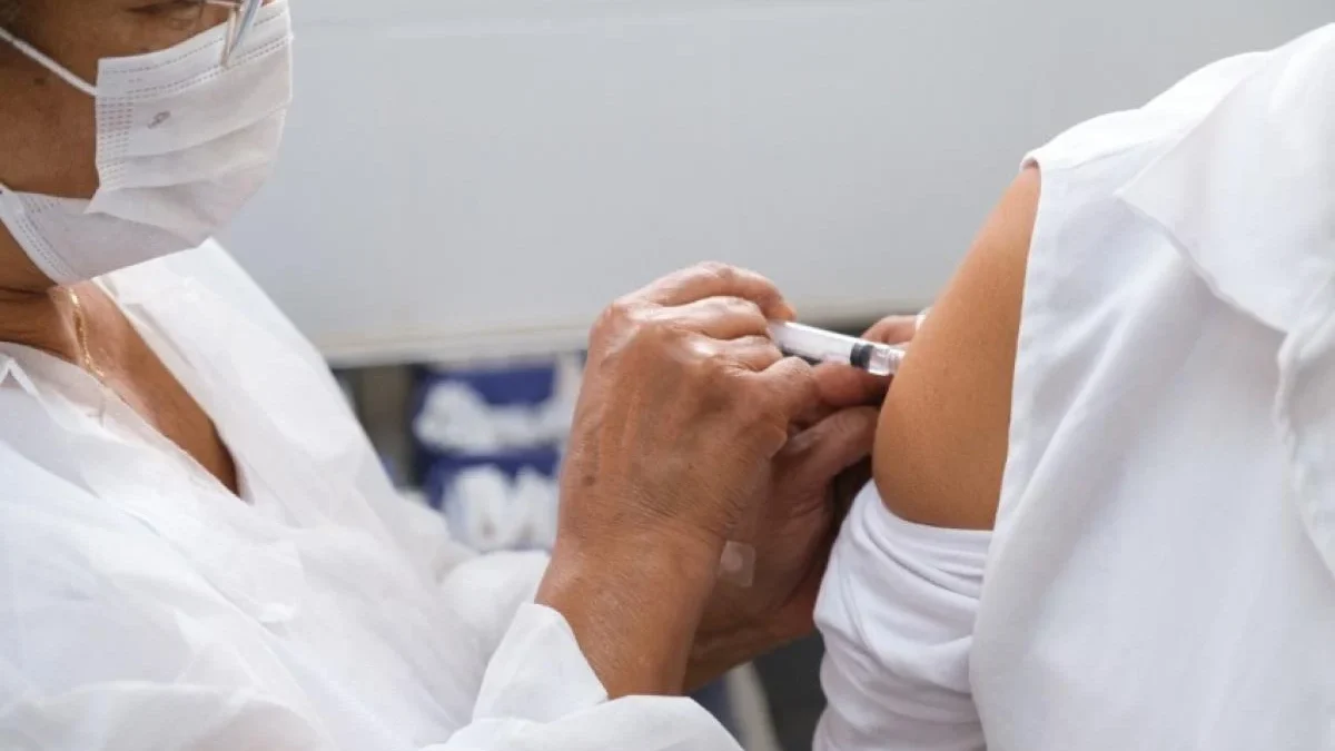 Bauru amplia Pneumo 20 para idosos com 85 anos ou mais nas unidades de saúde sem precisar de agendamento prévio para proteção contra pneumonia e meningite